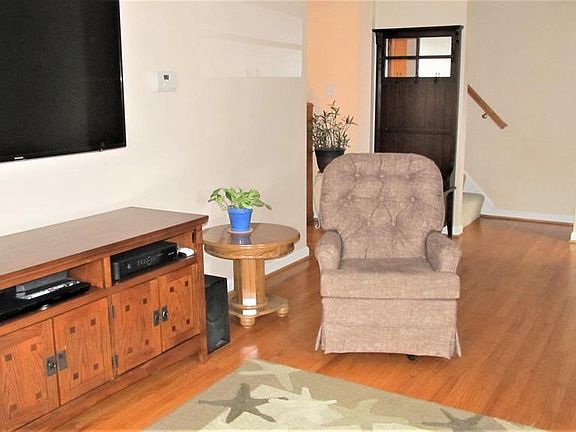 5th image of 18 Archwood Ave