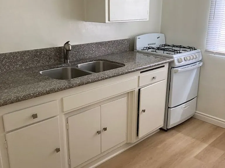 10777 Rose Ave — Photo 5