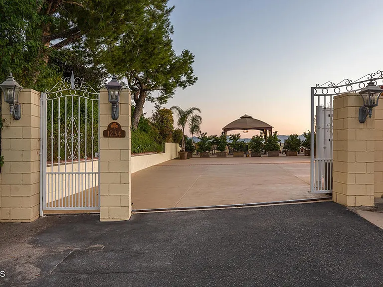 1234 E Tujunga Ave — Photo 63