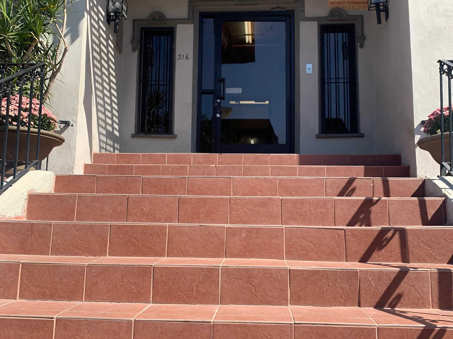 316 S Berendo Apts — Photo 3