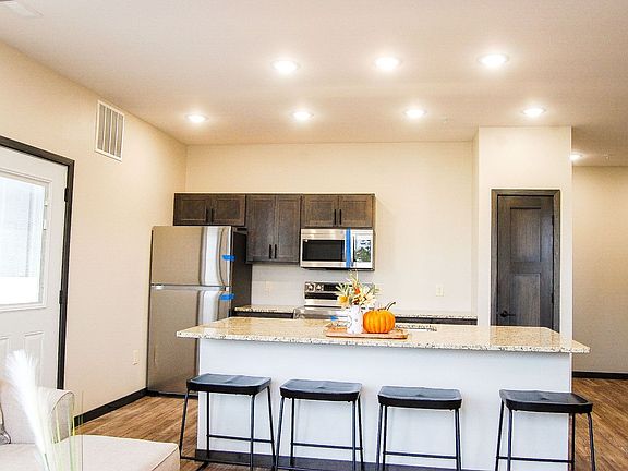5th image of 1612 Dorset Ln #202