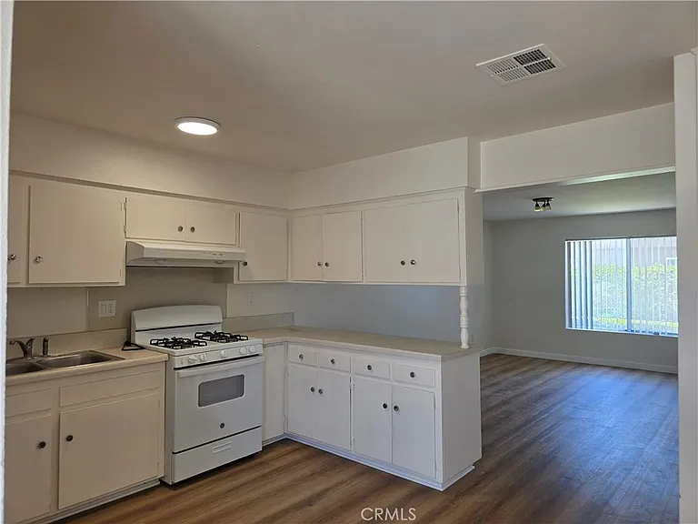 928 N Vicentia Ave #C — Photo 6