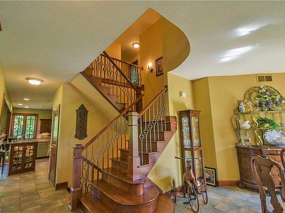 5th image of 1023 River Run Dr
