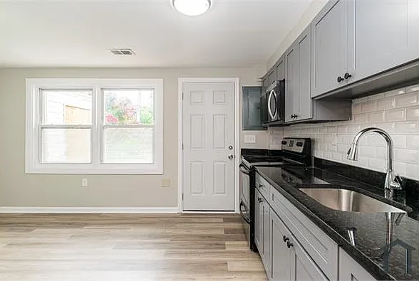 1335 Mantle St — Photo 12