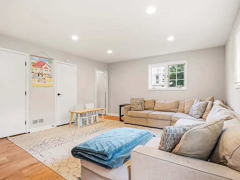4506 Gretna St — Photo 10