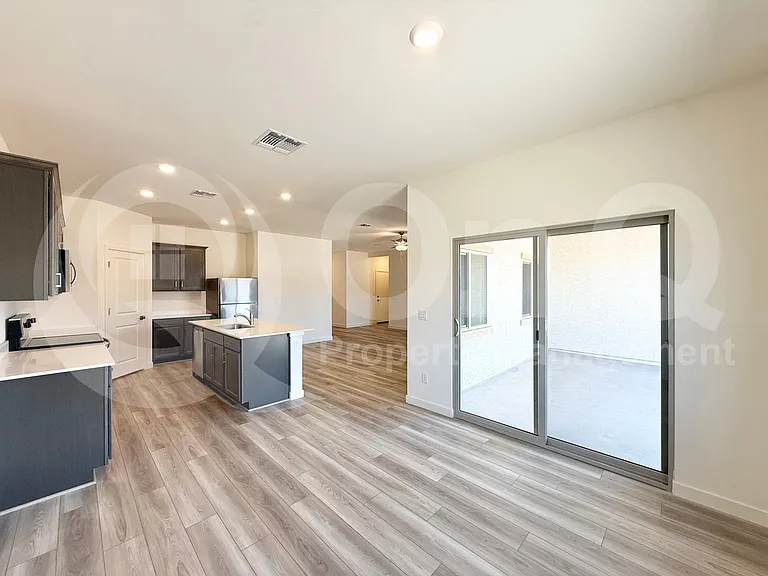 634 W Red Hawk Ct — Photo 5