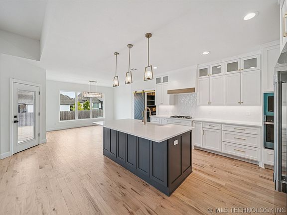5th image of 13603 S 21st Ct E