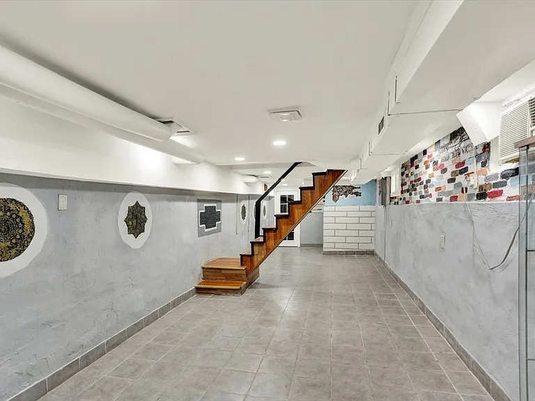 234 W Douglass St — Photo 27