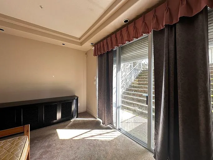 3 bed, 1.0 bath, 1000 sqft, $2,600 — Photo 3