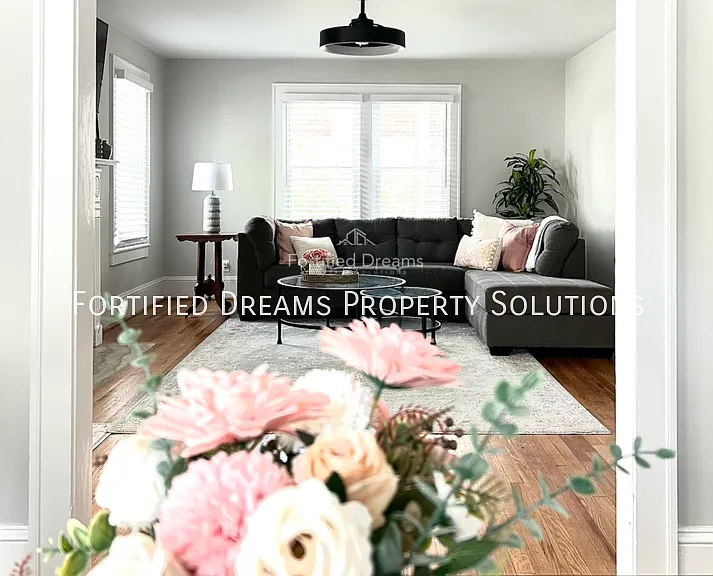 2240 Queen St — Photo 8
