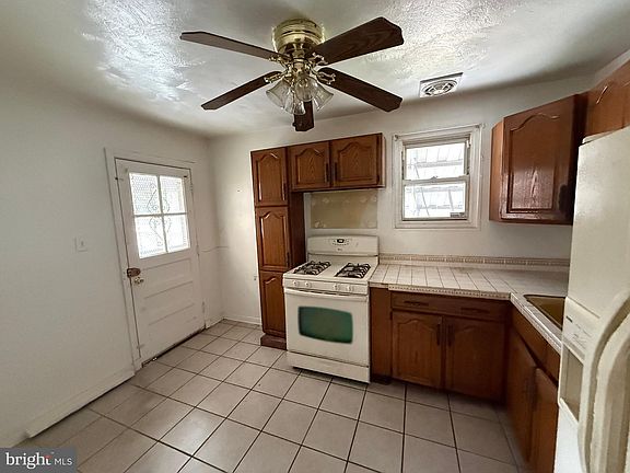 4th image of 125 48th Pl NE