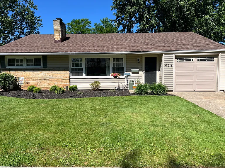 428 Lynn Dr — Photo 1