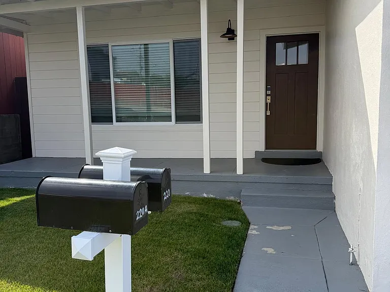220 Sequoia Ave — Photo 1