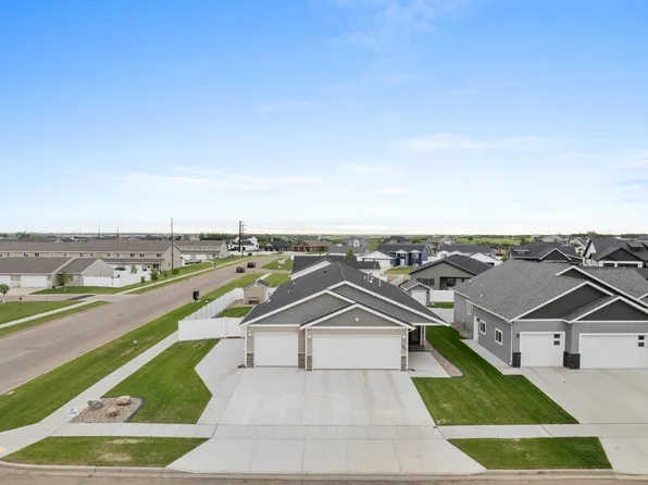 1501 Woodlands Way SE, Minot, ND 58701