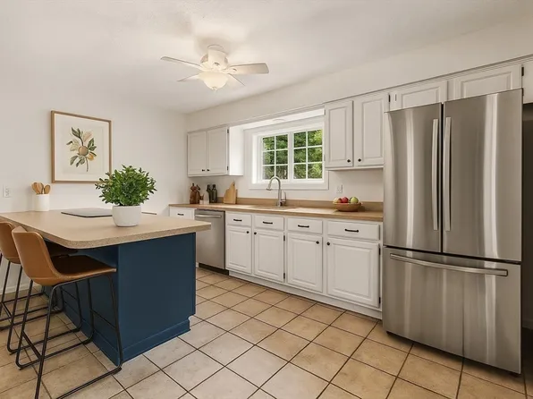 33 Country Club Ln #D, Milford, MA 01757