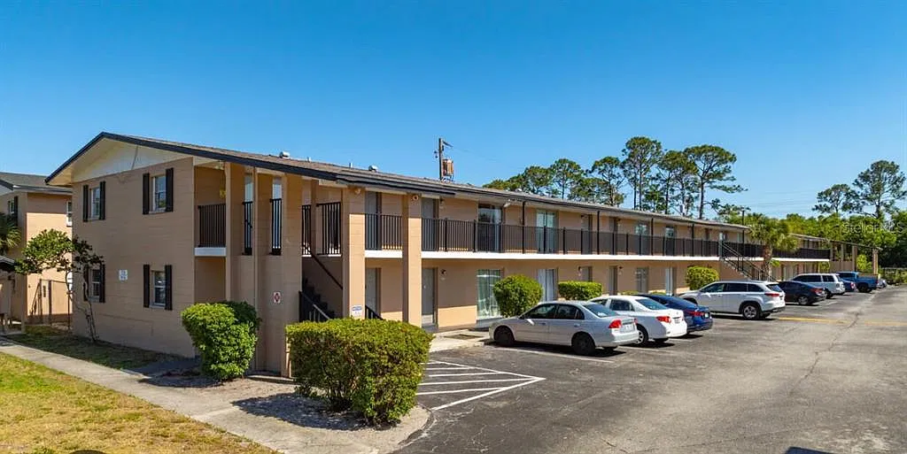 1 bed, 1.0 bath, 444 sqft, $900 — Photo 1