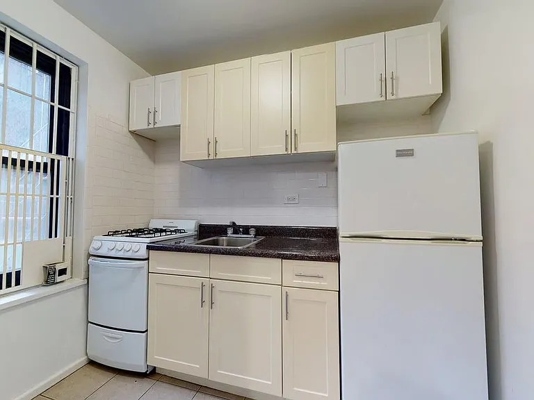 246 E 46th St #4R — Photo 6