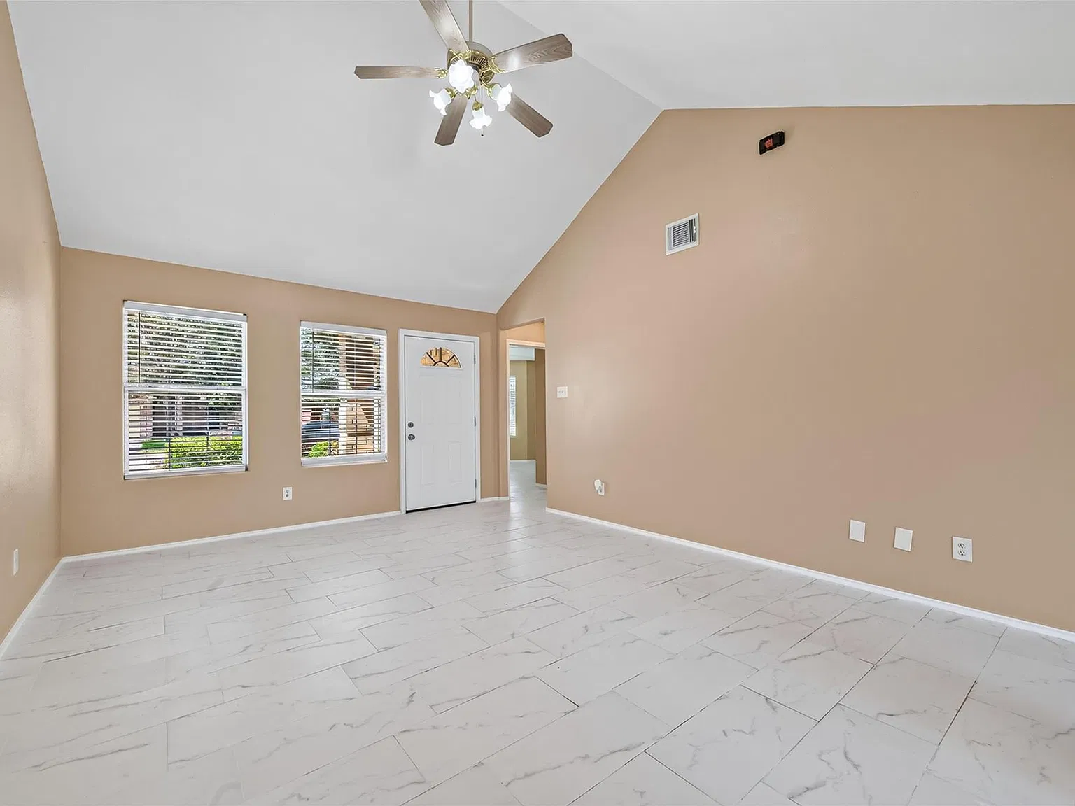 4 bed, 2.0 bath, 1379 sqft, $1,700 — Photo 4