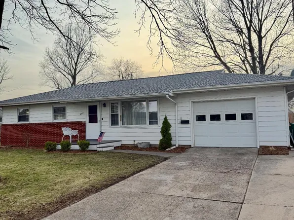 820 Jamie Ln, Macomb, IL 61455