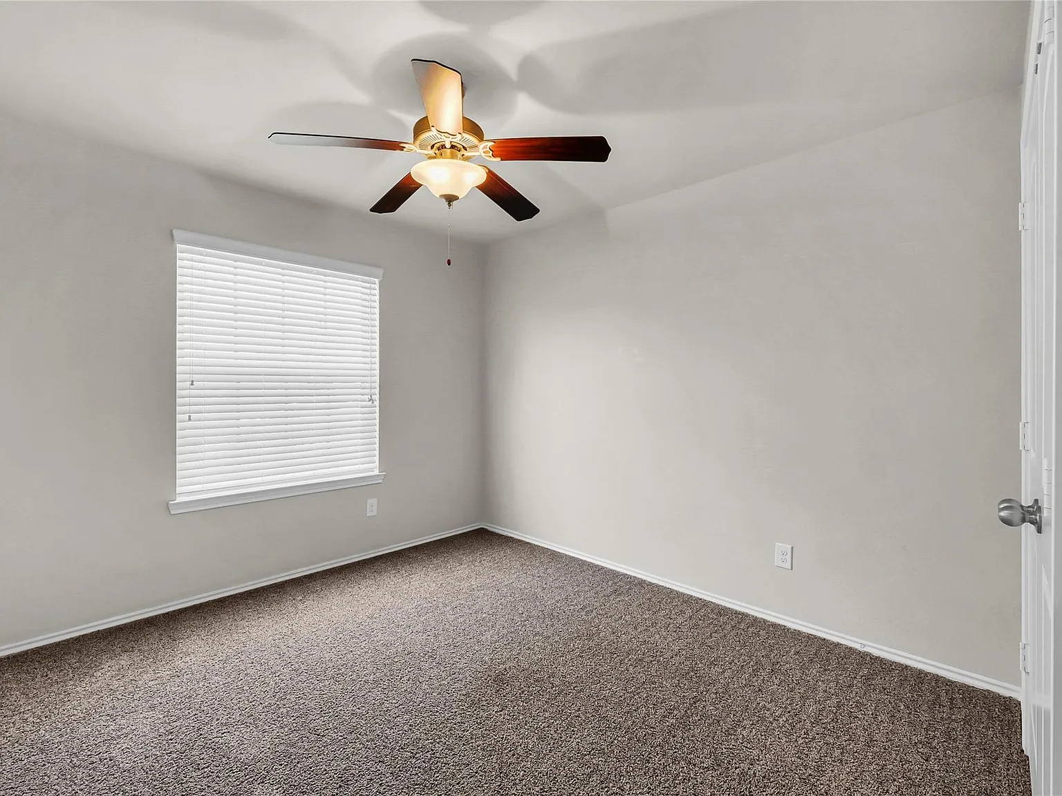 4 bed, 2.0 bath, 1960 sqft, $2,300 — Photo 3
