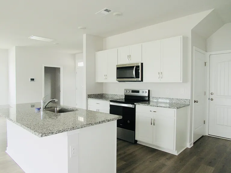 211 River Forest Dr — Photo 3