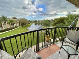 300 Crestwood Ct N, Royal Palm Beach, FL