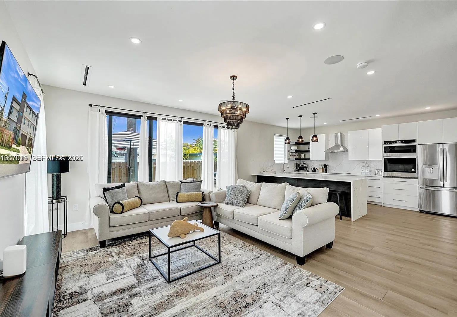 4 bed, 4.5 bath, 3052 sqft, $7,800 — Photo 2