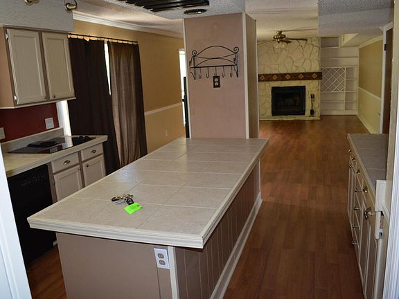 4th image of 601 Manor Ct