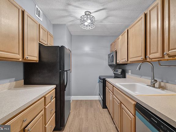 5th image of 3301 Hewitt Ave APT 403