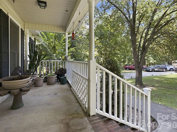 3rd image of 699 Wyndale Dr