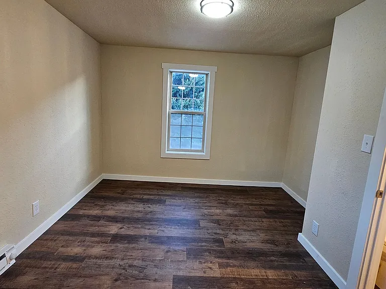 400 Railroad Ave — Photo 16
