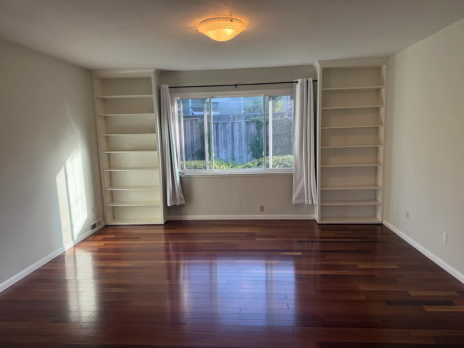 1072 Fleetwood Dr — Photo 3