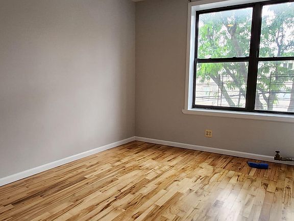 5th image of 2072 Daly Ave #2R