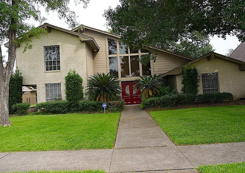 1st image of 2911 Country Club Dr