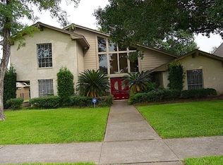 2911 Country Club Dr, Pearland, TX 77581