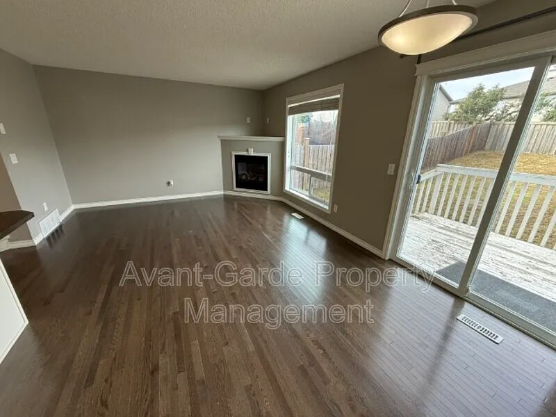 3 bed, 2.5 bath, 1300 sqft, $2,095 — Photo 3