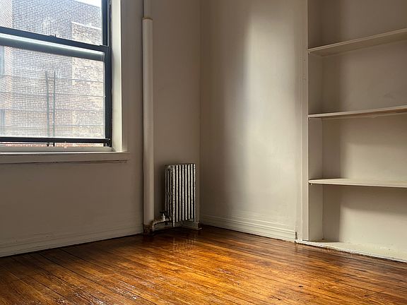 BR with built in shelves