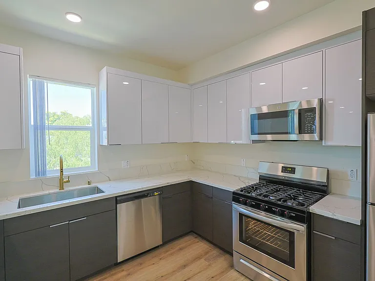 1189 W 37th Pl — Photo 19