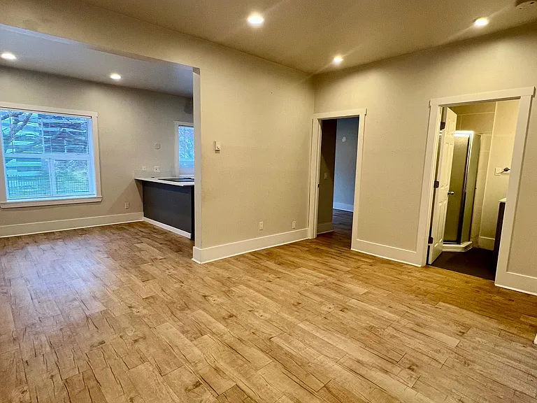 Great Location with Full Washer and Dryer in Unit and Full Kitchen! — Photo 12