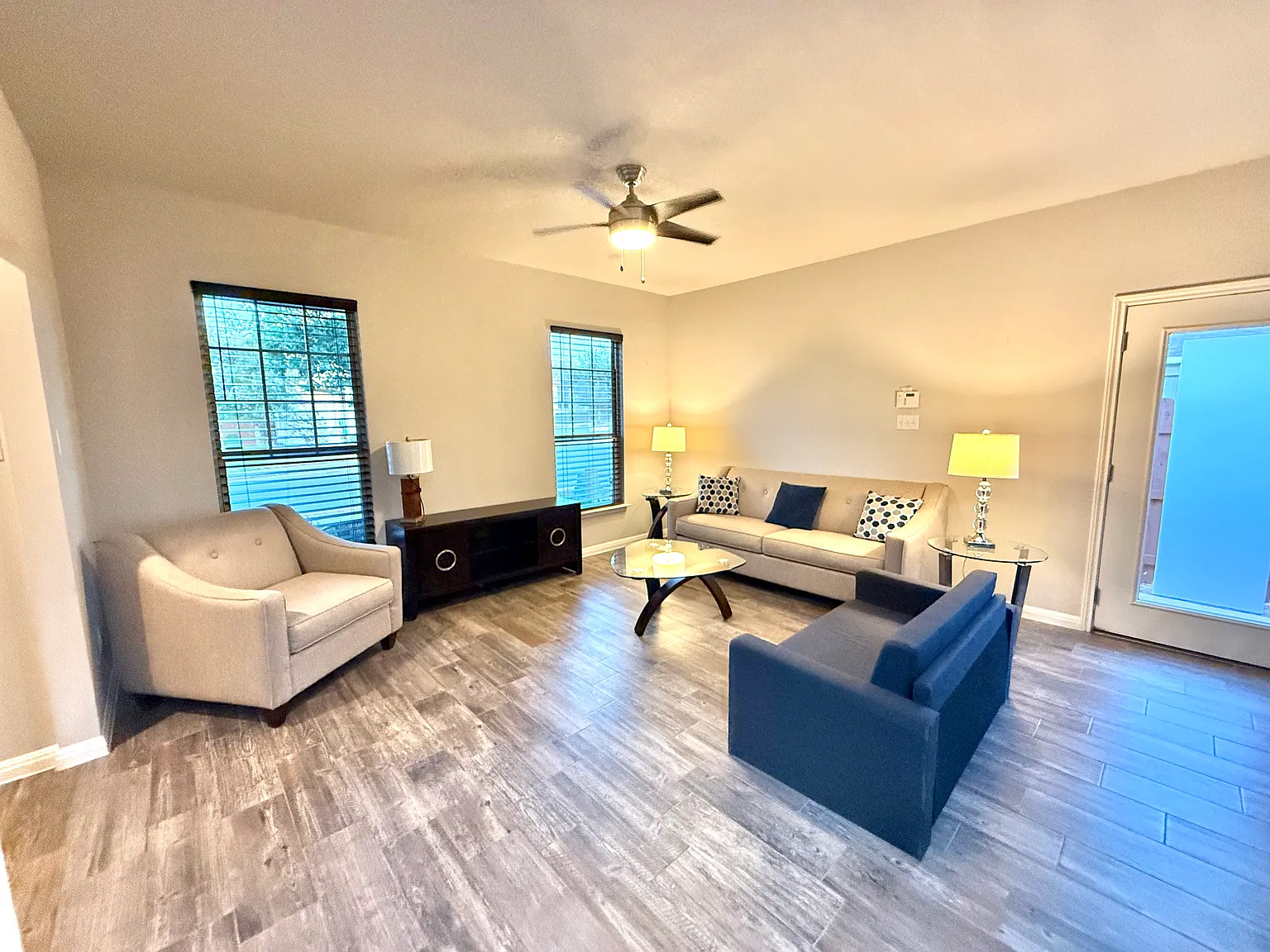 3 bed, 1104 sqft, $1,899 — Photo 2