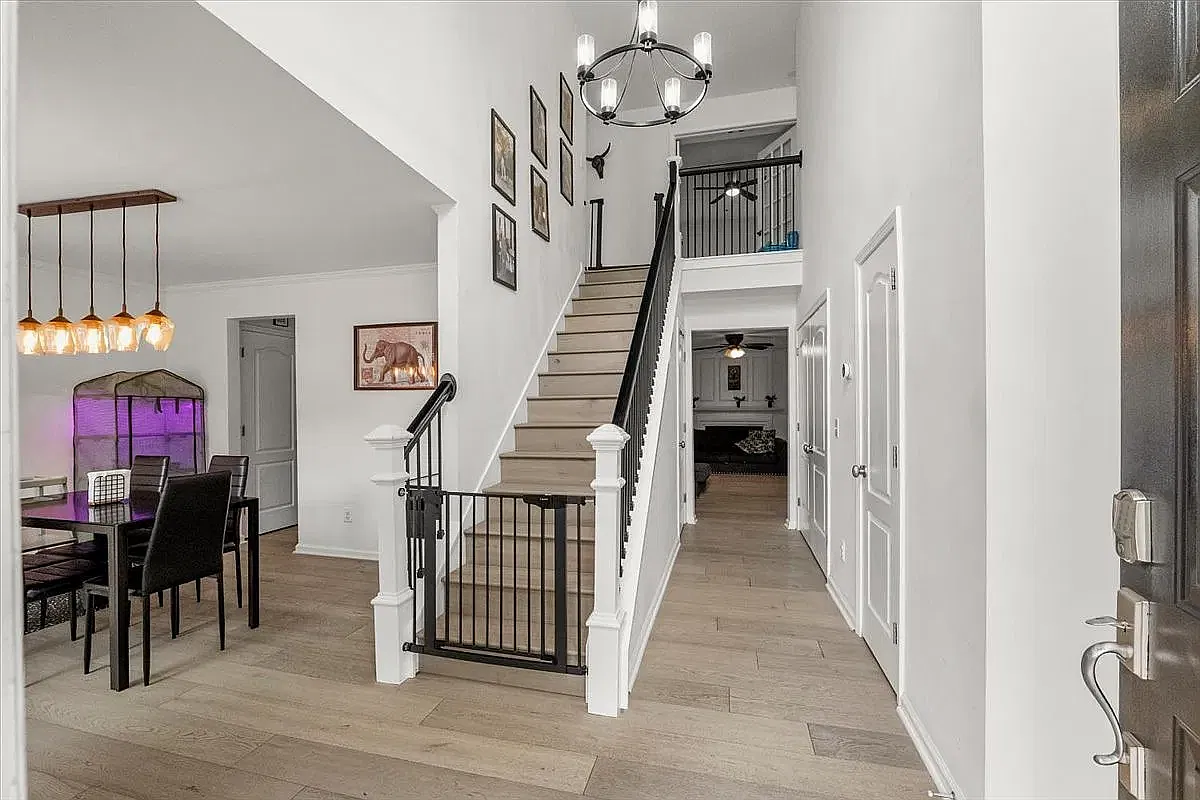 4 bed, 2.5 bath, 1935 sqft, $2,300 — Photo 3