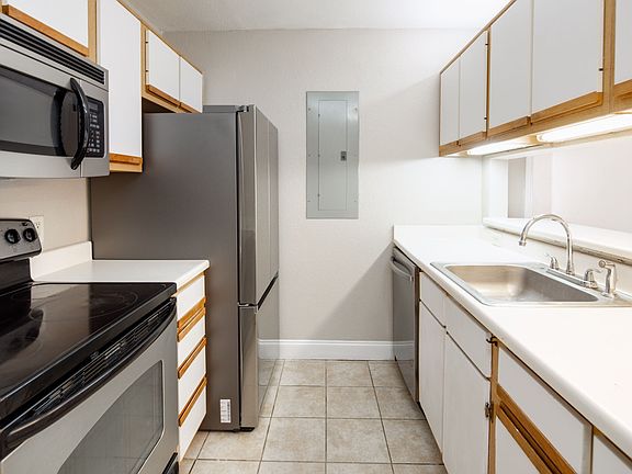 4th image of 527 Sw Pkwy #101
