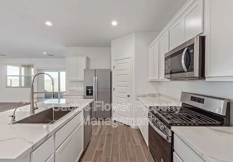 2124 W Sombra Ave — Photo 6