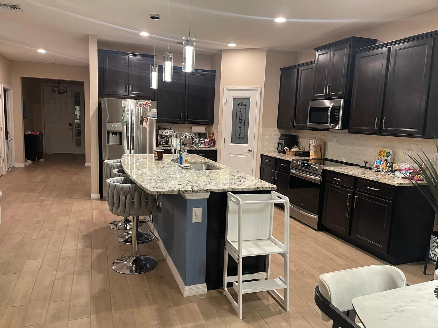 3 bed, 2.5 bath, 2035 sqft, $4,200 — Photo 3
