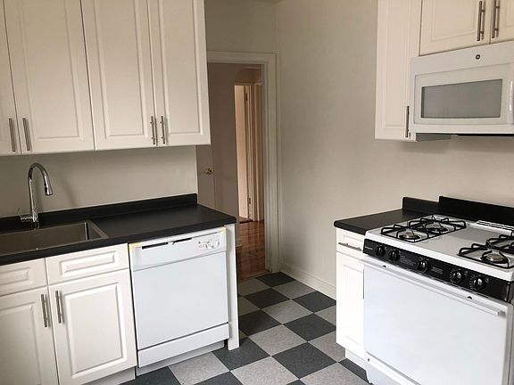 4th image of 50 Beacon Hill Dr