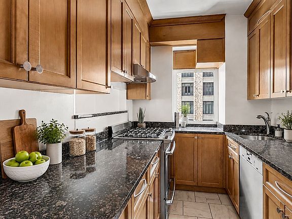 5th image of 45 E End Ave APT 11F