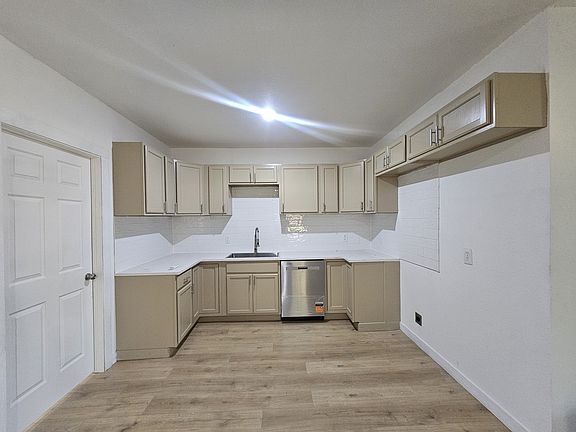 3rd image of 3528 E Rosedale St