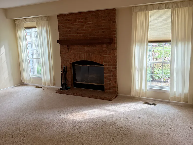 2106 Glasgow Ct — Photo 10