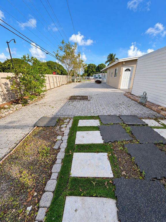 1500 NE 42ND Court, photo 3