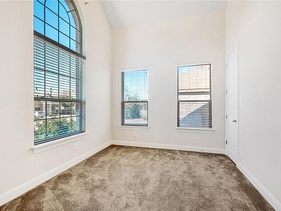 3rd image of 2910 Tempe Dr
